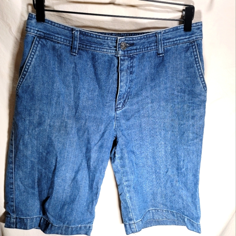 Liz Claiborne size 8 denim jean Audra shorts in great condition.